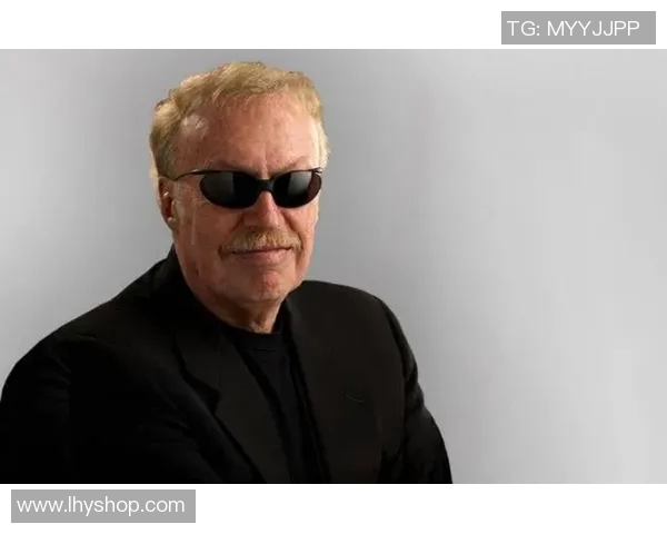 足球明星帅气风范尽显墨镜男生的时尚魅力与个性风格